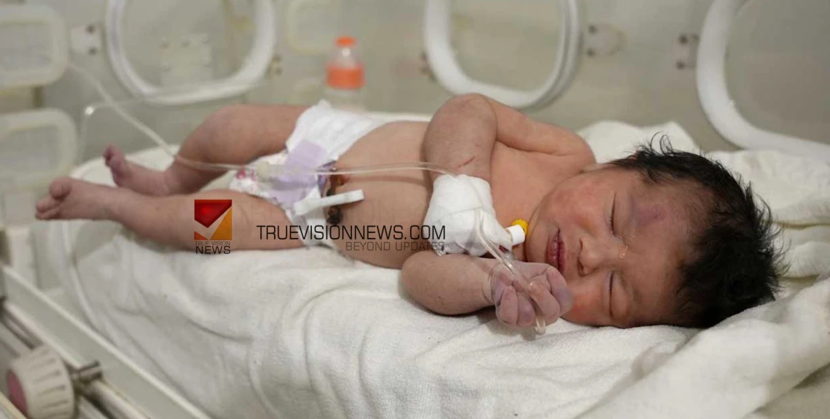 കെട്ടിടാവശിഷ്ടങ്ങൾക്കിടയിൽ പ്രസവം; പൊക്കിൾകൊടി അറ്റുപോകാത്ത കുഞ്ഞിനെ രക്ഷിച്ചു