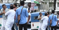 രാഹുൽ ഗാന്ധിയെ അയോഗ്യനാക്കിയ നടപടി; പ്രതിഷേധ മാർച്ചിൽ നേതാക്കളും പ്രവർത്തകരും തമ്മിൽത്തല്ലി