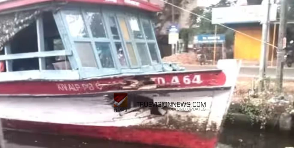 യാത്രാ ബോട്ടില്‍ സ്പീഡ് ബോട്ട് ഇടിച്ച് അപകടം; യാത്രക്കാര്‍ രക്ഷപ്പെട്ടത് തലനാരിഴക്ക് 